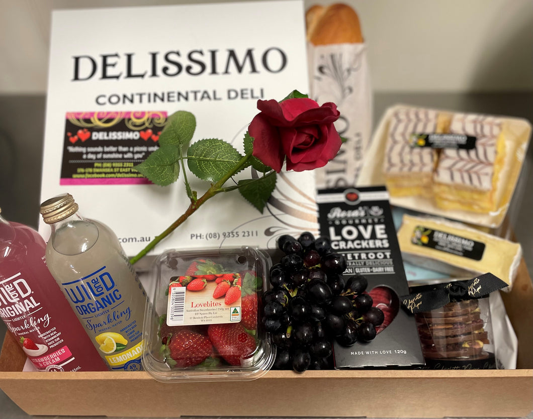 FIRST DATE PICNIC HAMPER